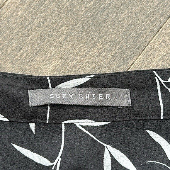 SUZY SHIER Women’s Black & White Floral Dress Blouse, V-Neck Adjustable Sleeve - Picture 4 of 10